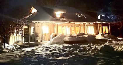 -Lewisia Lodge River Retreat