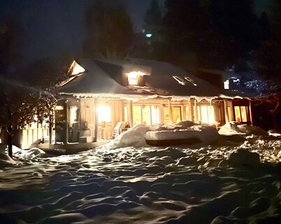 -Lewisia Lodge River Retreat