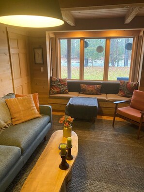 Smart TV, fireplace, DVD player, foosball - -Lewisia Lodge River Retreat (Winthrop)