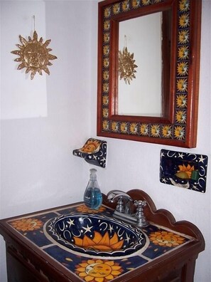 Regadera, secadora de cabello, toallas 