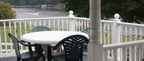 屋外ダイニングエリア