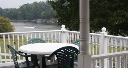 The Olde Farmhouse Spacious Lakefront House with Amazing View