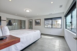 5 bedrooms, iron/ironing board, WiFi, bed sheets