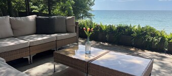 The Sandcastle: An Artistic Haven! Private Beach, Family-Friendly Wonderland