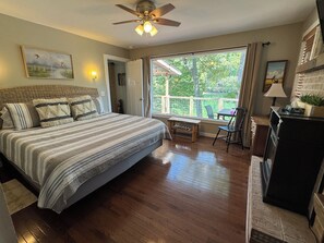 3 bedrooms, iron/ironing board, free WiFi, bed sheets - Dancing Bream, Lakefront, Dock, Sun Deck, kayaks, Hot tub. (Hiawassee)