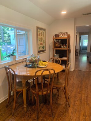 Dining - Tranquil and Spacious Cottage close to South Haven Beaches and Downtown (South Haven)