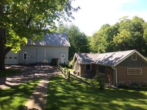 Exterior - Tranquil and Spacious Cottage close to South Haven Beaches and Downtown (South Haven)