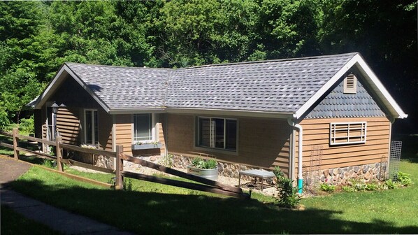 Exterior - Tranquil and Spacious Cottage close to South Haven Beaches and Downtown (South Haven)