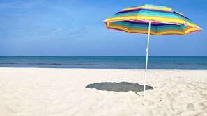 Sun loungers, beach towels - Tranquil and Spacious Cottage close to South Haven Beaches and Downtown (South Haven)