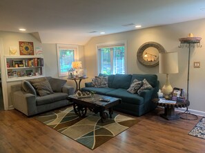 Smart TV, books, music library, printers - Tranquil and Spacious Cottage close to South Haven Beaches and Downtown (South Haven)