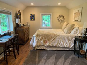 2 bedrooms, iron/ironing board, free WiFi, bed sheets - Tranquil and Spacious Cottage close to South Haven Beaches and Downtown (South Haven)