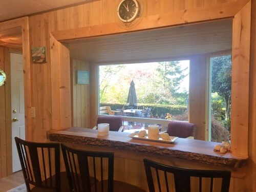 Pet Friendly, Private Home With Garden-Like Yard- WINTER RATE SPECIALS!