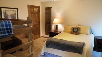 7 bedrooms, desk, iron/ironing board, travel crib