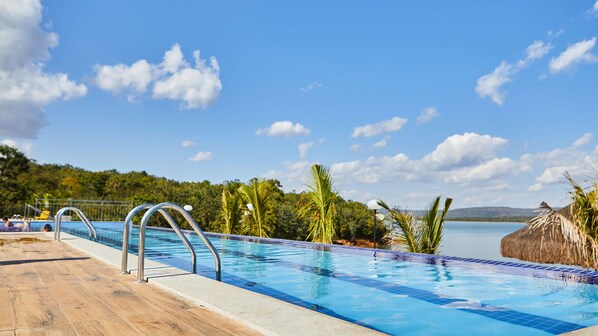 4 outdoor pools