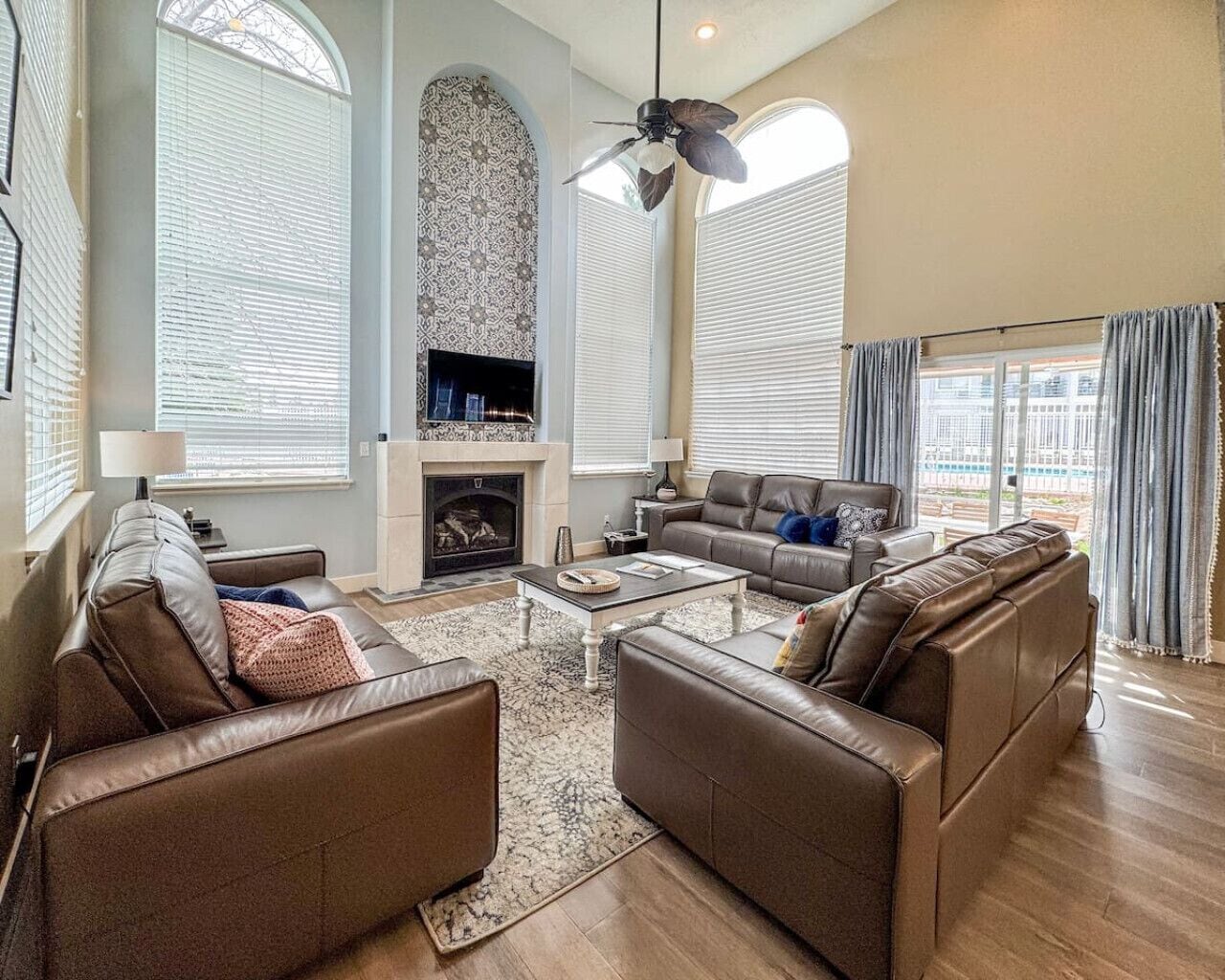 Télévision, cheminée