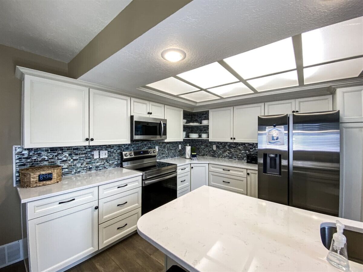 Réfrigérateur, micro-ondes, four, plaque de cuisson