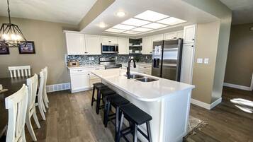 雪櫃、微波爐、焗爐、爐具