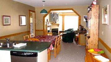 Télévision, cheminée, lecteur de DVD, baby-foot