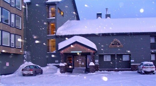 Have fun with the Family- Hot coco by the fire & apres ski hot tub!