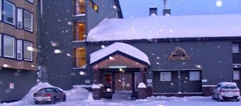 Have fun with the Family- Hot coco by the fire & apres ski hot tub!