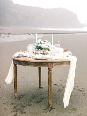 Outdoor dining - Beach Bungalow - Oceanfront and Private Beach (Gold Beach)
