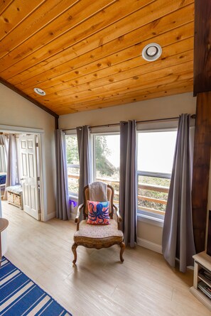 Interior - Beach Bungalow - Oceanfront and Private Beach (Gold Beach)