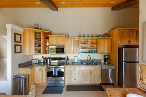 Fridge, microwave, oven, dishwasher - Beach Bungalow - Oceanfront and Private Beach (Gold Beach)