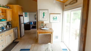 Kjøleskap, mikrobølgeovn, ovn og oppvaskmaskin