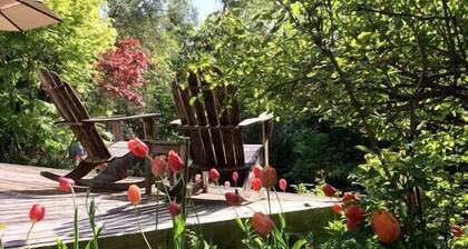 Romantic Sonoma Creek Cottage With Pool & Spa