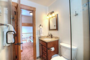 Combined shower/bathtub, hair dryer, towels