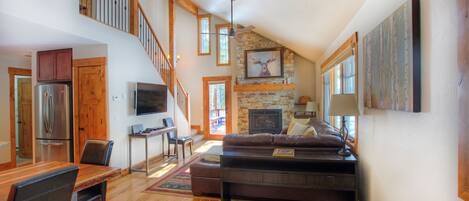 تلفزيون ذكي، مدفأة، مشغل دي في دي، مكتبة فيديو