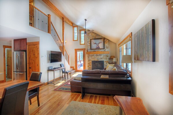 Smart TV, fireplace, DVD player, video library - The Perfect Family Mountain Getaway (Breckenridge)
