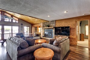 TV - Beautiful 7 Bed, 6 Bath, Huge Dock, Boat Launch @ House, Game Room, Kid Friendly (Sunrise Beach)