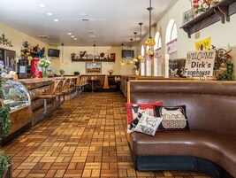 供应早餐、午餐和晚餐，美洲菜