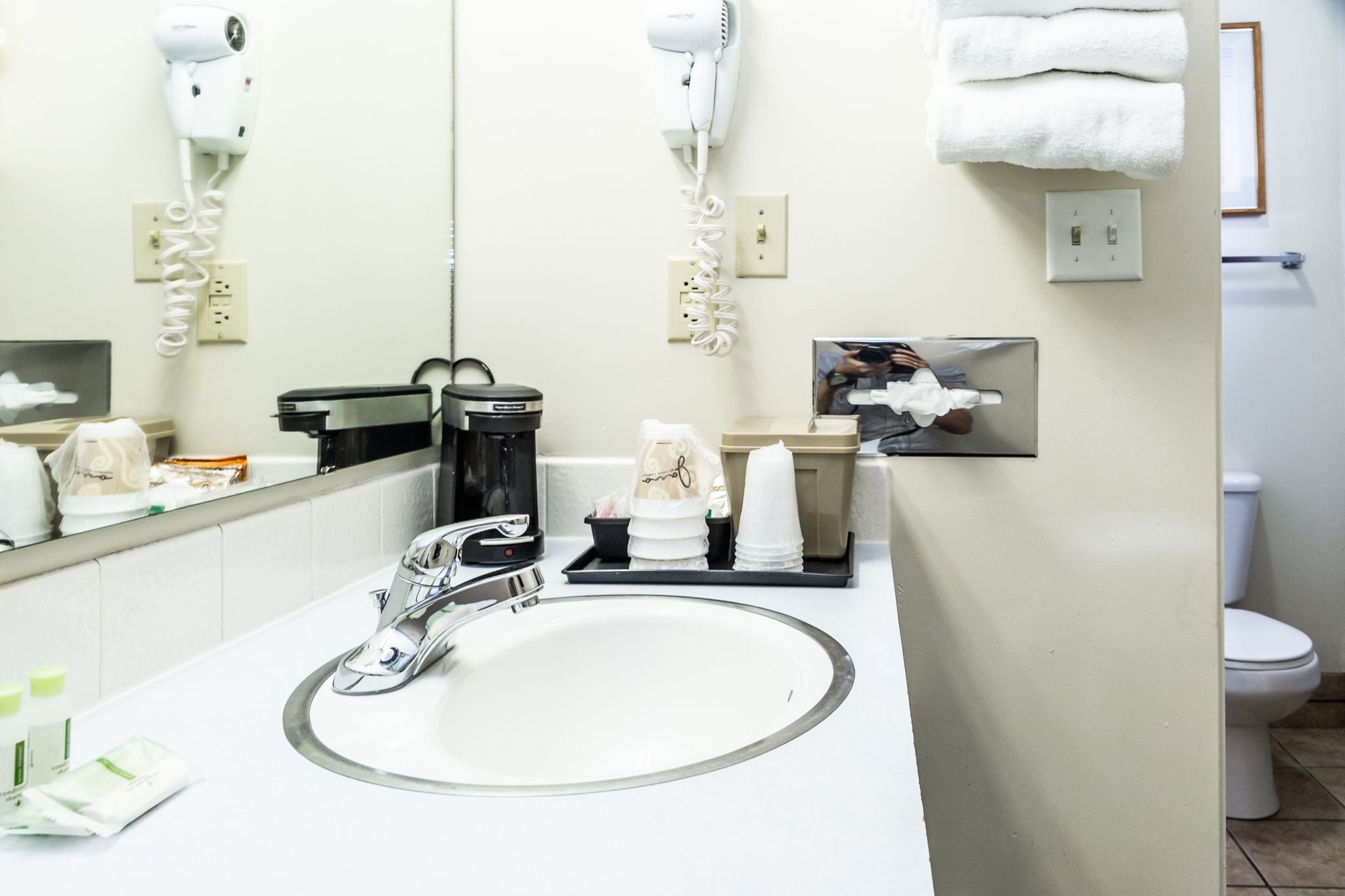 Single King | Bathroom | Combined shower/tub, free toiletries, hair dryer, towels
