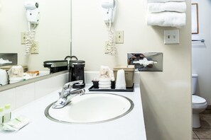 Basic Room, 1 King Bed | Bathroom