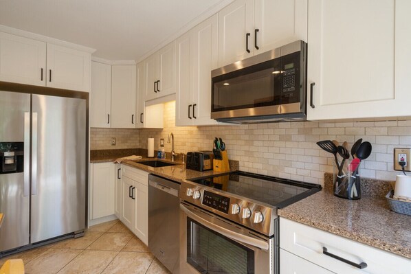 Fridge, microwave, oven, stovetop - Minutes to mountains resorts & downtown SLC (cottonwood heights)