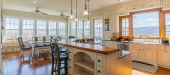 Ekspansiv utsikt over Blue Ridge-fjellene, dalen og Shenandoah-elven