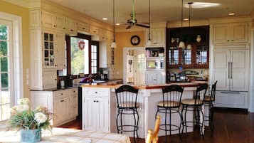 KylskÄp, mikrovÄgsugn, ugn och spishÀll