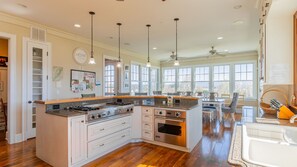 Fridge, microwave, oven, stovetop - Expansive View Of The Blue Ridge Mountains, The Valley And The Shenandoah River (Elkton)