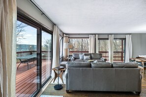 Smart TV, fireplace, table tennis, books - Seneca Vista: rural lake home on Seneca lake, large yard, private lake access (Dundee)