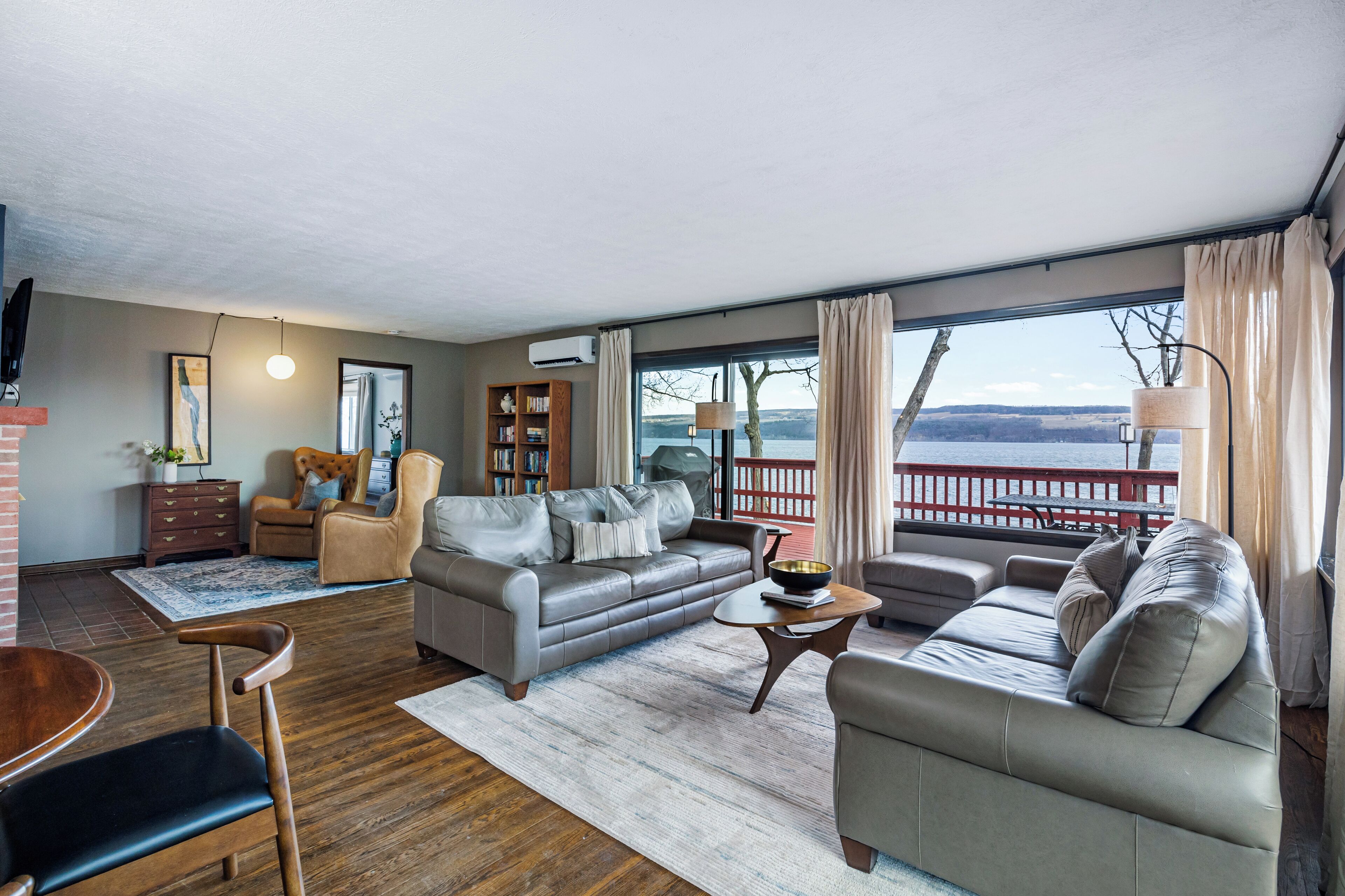 Smart TV, chimenea, tenis de mesa y libros 