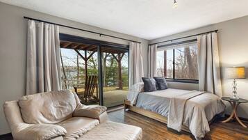 3 bedrooms, desk, iron/ironing board, free WiFi