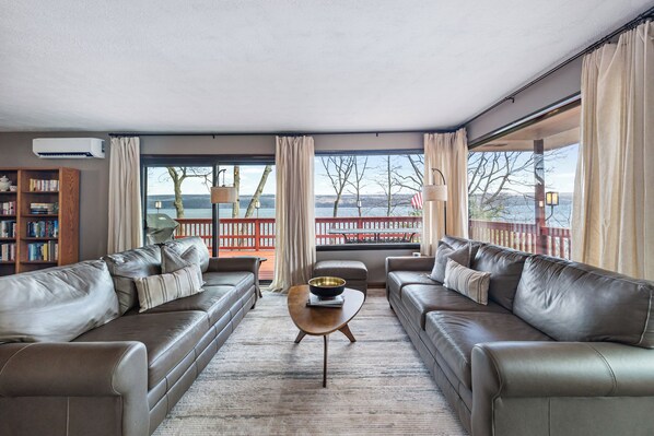 Smart TV, fireplace, table tennis, books - Seneca Vista: rural lake home on Seneca lake, large yard, private lake access (Dundee)