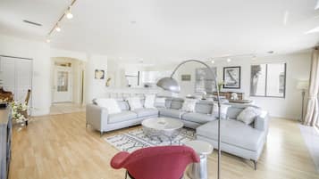 Een smart-tv, een dvd-speler en boeken