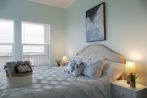 3 bedrooms, iron/ironing board, free WiFi, bed sheets - Barney's Beach House - Ocean Front Fenced in yard for dogs (Gilchrist)