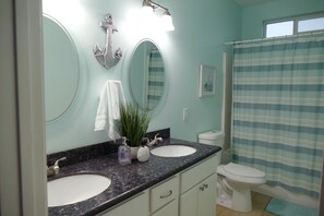 Ensemble douche/baignoire, sèche-cheveux, serviettes fournies, savon