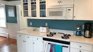 Een koelkast, een magnetron, een oven, een kookplaat