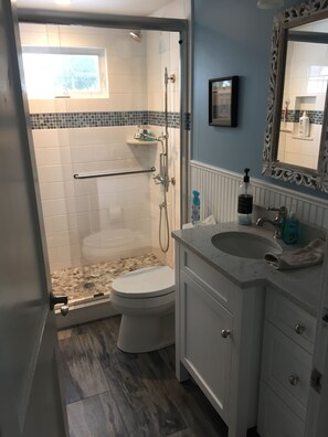 Combined shower/bathtub, hair dryer, towels, soap - Falmouth Cape - Walk to Island Queen ferry to Martha's Vineyard, Beach, Downtown (Falmouth)