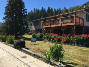 Property grounds - Oregon Coast Vacation Rental by the Sea (Garibaldi)